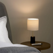 Настольные лампы располагаются на прикроватных тумбочках и помогают создавать в комнате отдыха особую атмосферу уюта и спокойствия