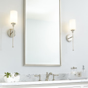 Парные бра с матовыми плафонами отлично подходят для размещения у зеркала в ванной благодаря мягкому неконтрастному свету