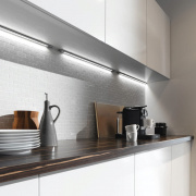 Светодиодная лента с нейтральным светом над рабочей зоной в кухне