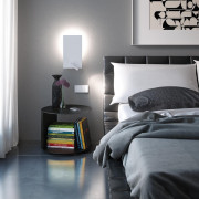 Минималистичное бра в стиле хай-тек с дополнительной подсветкой подходит для комфортного чтения в постели