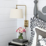 Бра в классическом стиле с плафоном из ткани отлично впишется в романтический интерьер спальни