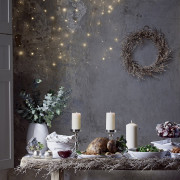 Свечи являются неотъемлемой частью новогоднего декора и будут настоящим украшением праздничного ужина