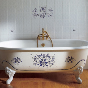 Чугунная ванная с цветочным рисунком в стиле прованс