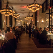 Освещение ресторана с помощью многоярусных люстр в классическом стиле