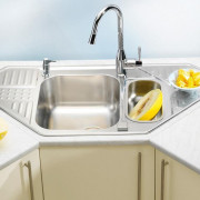 Дополнительные опции для раковин, такие как, сушилка или встроенные контейнеры облегчают пользование кухонной мойкой для быстрого мытья посуды и приготовления пищи
