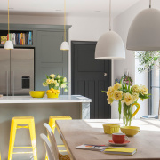 Минималистичные подвесные светильники с матовыми плафонами подходят для размещения в кухне и обеденной зоне