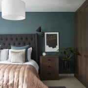 Для дополнительной яркой подсветки в спальне можно использовать прикроватные бра с нейтральным светом для комфортного чтения