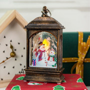 Подсвечник в виде уличного фонаря со светодиодной свечой и рисунками на новогоднюю тематику украсят полки шкафа или праздничный стол