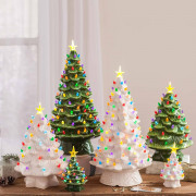 Новогодние световые фигуры в виде небольших елочек дополнят праздничный интерьер дома