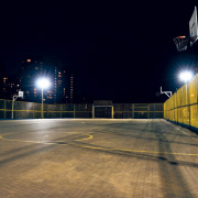 свет на баскетбольной площадке
