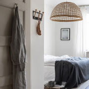 Основной источник света в спальне следует выбирать с теплым освещением, которое успокаивает