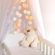 Гирлянды с плафонами из хлопковых шаров являются безопасным вариантом освещения в детской комнате