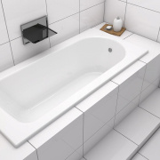 Белая встроенная ванна из стали