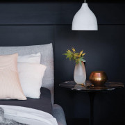 В качестве стильной и оригинальной альтернативы традиционным бра и настольным лампам можно использовать в спальне светильники на подвесах