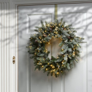 Рождественский венок с вплетенной гирляндой сделает нарядной входную дверь дома