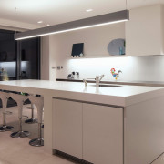 Освещение в кухне требуется разное - подвесные светильники подходят для кухонного острова или обеденного стола, в то время как рабочую зону лучше всего оснастить точечными светильниками