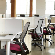 Офисные кресла для сотрудников со спинкой из сетки