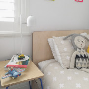 Для того, чтобы ребенку было комфортнее засыпать и читать перед сном разместите ночник или настольную лампу рядом с его кроватью