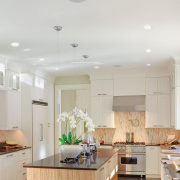 Освещение кухни с помощью точечных и встраиваемых светодиодных светильников