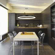 Светодиодная люстра с регулируемой высотой в стиле хай-тек для освещения обеденного стола