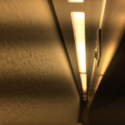 Для освещения загородных домов рекомендуется приобретать светодиодные источники света с широким диапазоном допустимого напряжения — 120-250V