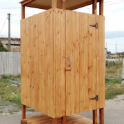 Деревянная душевая кабинка для дачи