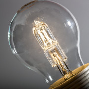 При одинаковой потребляемой мощности галогенные лампочки выдают более интенсивный световой поток, чем лампочки накаливания