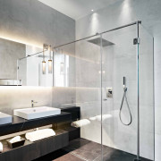 Дополнительная подсветка у зеркала в ванной позволит с комфортом принимать гигиенические процедуры