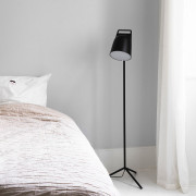 Если рядом с изголовьем кровати нет тумбочек, можно в качестве локальных источников света подобрать в спальню пару элегантных торшеров