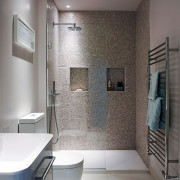 Для разных зон ванной можно использовать комбинированную подсветку - белый возле зеркала, теплый над ванной