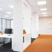 Освещение рабочего пространства с помощью потолочных светодиодных панелей