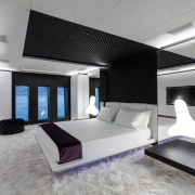 Черно-белая спальня в стиле техно с элементами арт-деко